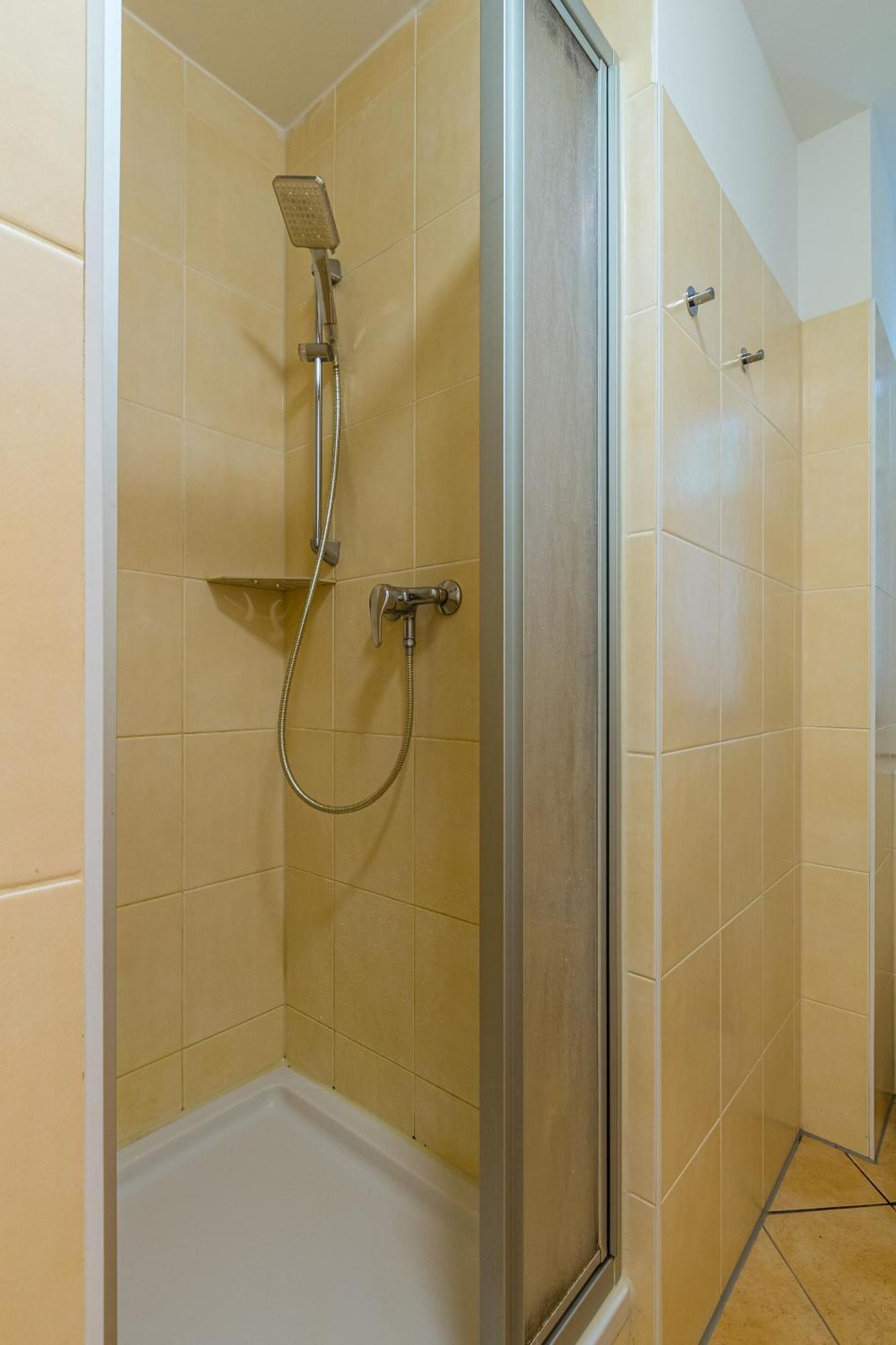 Handwerker-apartment In 3 Zimmer, 5 Einzelbetten, Optimale Lage